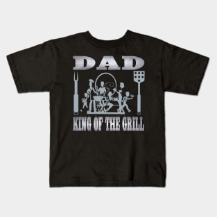 Dad King of the Grill Fun Fathers Grandfathers Stepfathers Gifts Kids T-Shirt